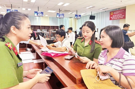 Công an Thanh Hóa trợ giúp người dân ứng dụng VNeID để giải quyết thủ tục hành chính.