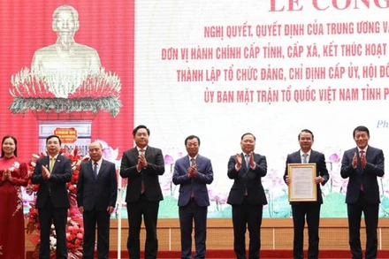Ngày 1/7/2025 đánh dấu sự kiện quan trọng khi Bộ trưởng Công an Lương Tam Quang trao Quyết định của Bộ Chính trị thành lập tỉnh Phú Thọ mới trên cơ sở hợp nhất 3 tỉnh Phú Thọ, Vĩnh Phúc và Hòa Bình.