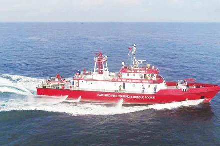 Tàu chữa cháy và cứu nạn, cứu hộ dành cho lực lượng công an do Nhà máy Z173 đóng mới được đánh giá cao trong hoạt động thực tiễn.