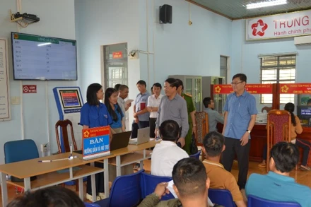 Chủ tịch Ủy ban nhân dân tỉnh Phạm Anh Tuấn thăm hỏi người dân đang làm thủ tục tại Trung tâm phục vụ hành chính công xã Đức Cơ.