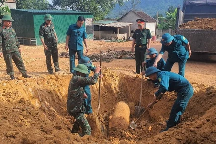 Quả bom nằm sâu dưới lòng đất khoảng 4m, cách nhà dân khoảng 50m và còn nguyên kíp nổ. (Ảnh: TRỌNG KIÊN)