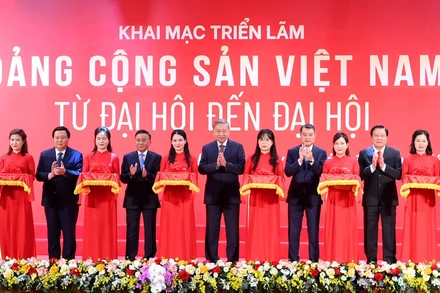Tổng Bí thư Tô Lâm và các đồng chí lãnh đạo Đảng, Nhà nước cắt băng khai mạc Triển lãm “Đảng Cộng sản Việt Nam-Từ Đại hội đến Đại hội”. (Ảnh ĐĂNG KHOA)