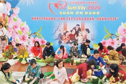 Thi gói bánh chưng tại chương trình "Tết Sum vầy-Xuân ơn Đảng 2026" do Liên đoàn Lao động thành phố Hà Nội tổ chức. (Ảnh: NGỌC ÁNH)