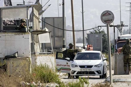 Binh lính Israel canh gác tại trạm kiểm soát Hawara ở Bờ Tây. 