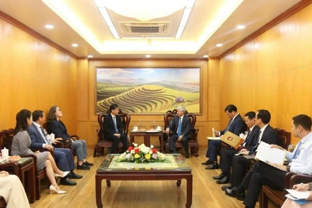 Đồng chí Đỗ Văn Chiến, Ủy viên Bộ Chính trị, Bí thư Trung ương Đảng, Chủ tịch Ủy ban Trung ương Mặt trận Tổ quốc Việt Nam (bên phải) tiếp Chủ tịch Hiệp hội Kinh tế và Văn hóa Hàn Quốc-Việt Nam (KOVECA).