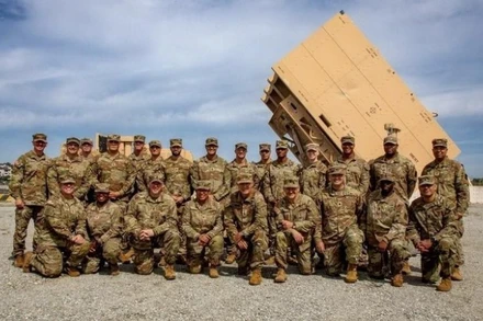 Tham mưu trưởng Lục quân, Tướng Randy George, chụp ảnh cùng các binh sĩ tại một địa điểm chiến thuật Patriot. (Ảnh: Yonhap)