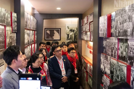 Thanh niên Việt Nam tham quan Phòng truyền thống Bệnh viện Nam Khê Sơn.
