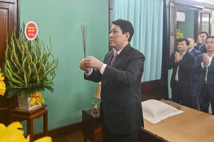 Chủ tịch nước Lương Cường dâng hương tưởng nhớ Chủ tịch Hồ Chí Minh tại Nhà 67. (Ảnh: Thủy Nguyên)