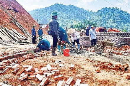 Được tỉnh Thái Nguyên đầu tư Khu tái định cư Liên Phương, xã Văn Lăng, người dân tiến hành làm nhà ở để ổn định cuộc sống lâu dài, tránh sạt lở.