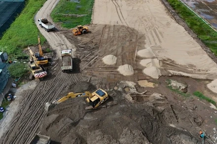 Gói thầu Xây lắp 8 thuộc dự án vành đai 3 Thành phố Hồ Chí Minh, đoạn qua địa bàn huyện Hóc Môn, thuộc phía tây thành phố, đang cần số lượng lớn cát đắp nền. (Ảnh THẾ ANH)