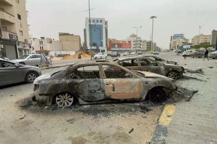 Phương tiện bị phá hủy sau cuộc đụng độ tại Tripoli, Libya. (Ảnh: THX/TTXVN) 