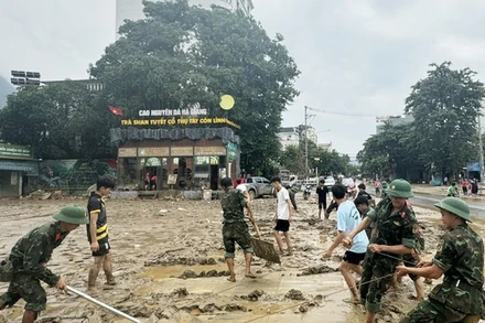 Lực lượng quân đội là nòng cốt trong công tác khắc phục hậu quả thiên tai tại phường Hà Giang 1 và 2, tỉnh Tuyên Quang. (Ảnh: KHÁNH TOÀN)