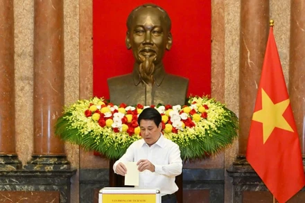 Chủ tịch nước Lương Cường ủng hộ đồng bào khắc phục hậu quả bão lũ. (Ảnh: Thủy Nguyên)