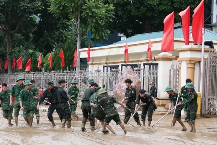 Lực lượng quân đội tham gia khắc phục hậu quả mưa lũ ở phường Hà Giang 1 và 2.