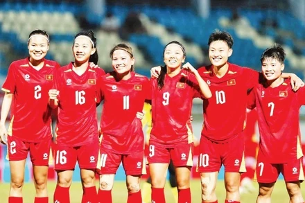 Niềm vui chiến thắng của đội tuyển bóng đá nữ Việt Nam tại trận ra quân SEA Games 33.