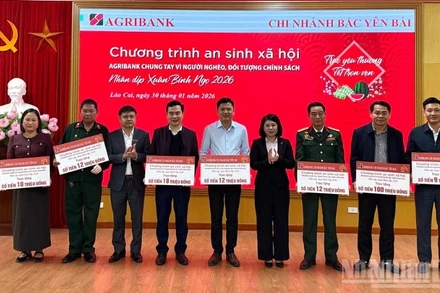 Trao hỗ trợ cho các tổ chức xã hội trên địa bàn. (Ảnh : THANH SƠN)
