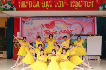 Tiết mục múa liên khúc của các em học sinh Trường tiểu học Đông Lĩnh biểu diễn.