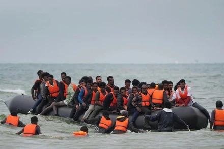 Người di cư liều lĩnh vượt eo biển Manche để đến Anh. (Ảnh GB News)
