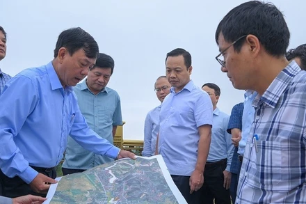 Các đồng chí lãnh đạo Tỉnh ủy, Ủy ban nhân dân tỉnh Điện Biên kiểm tra tiến độ thi công tại Dự án quản lý đa thiên tai lưu vực sông Nậm Rốm. (Ảnh: DIỆP CHI)