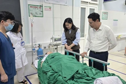 Tiến sĩ, Bác sĩ Chuyên khoa II Lê Thị Hoài Chung (thứ hai từ phải sang), Giám đốc Sở Y tế Nghệ An có mặt kịp thời chỉ đạo công tác cấp cứu và thăm hỏi nạn nhân. 