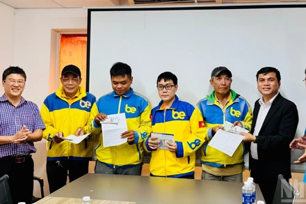 Các tài xế xe công nghệ vui mừng nhận vốn vay ưu đãi.