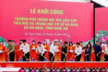 Tổng Bí thư Tô Lâm và các đồng chí lãnh đạo Đảng, Nhà nước, bộ, ngành Trung ương, tỉnh Nghệ An thực hiện nghi thức khởi công xây dựng trường học ở xã biên giới Na Ngoi.