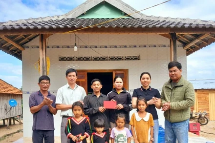 Bàn giao nhà Đại đoàn kết cho gia đình hộ nghèo ở buôn Khăm, xã Suối Trai, tỉnh Đắk Lắk. (Ảnh: MTTQ)