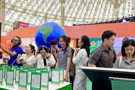 Bạn đọc trải nghiệm tiện ích của xuất bản điện tử.