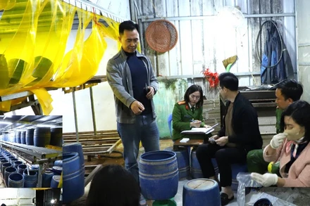 Lực lượng chức năng kiểm tra cơ sở sản xuất giá đỗ sử dụng chất cấm của Trần Quốc Đại.