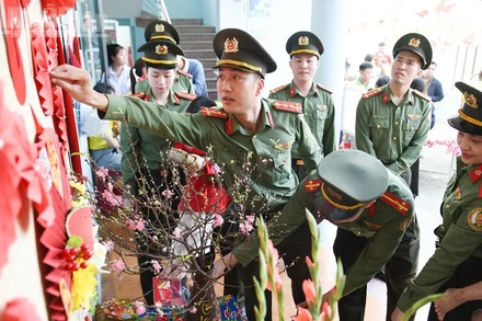 Các tình nguyện viên tham gia trang trí Tết tại Trung tâm.