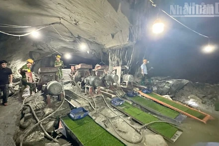 Khu vực hầm và hệ thống máy nghiền quặng các đối tượng tổ chức khai thác vàng trái phép tại xã Gia Phù.