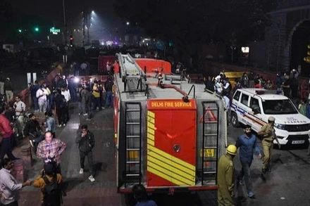 Hiện trường vụ nổ gần Pháo đài Đỏ ở New Delhi, Ấn Độ, ngày 10/11/2025. (Ảnh: ANI/TTXVN) 