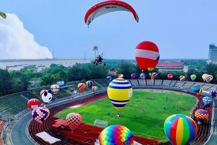 Sân vận động Cần Thơ tổ chức Lễ hội khinh khí cầu năm 2023 thu hút đông du khách.
