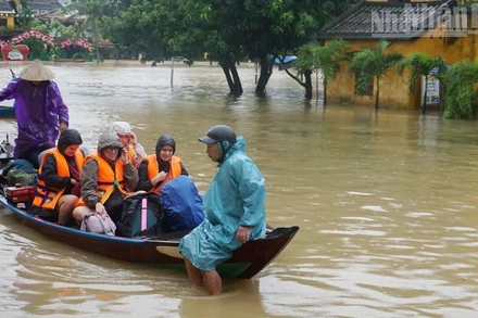 Đợt mưa lũ vừa qua trên địa bàn thành phố Đà Nẵng đã làm nhiều gia đình bị thiệt hại nghiêm trọng.