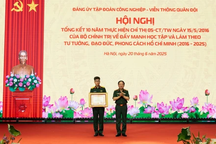 Thượng tướng Trịnh Văn Quyết trao Bằng khen của Thủ tướng Chính phủ cho Thượng úy Nguyễn Tuấn Anh, Công ty An ninh mạng Viettel. (Ảnh: ĐỨC THỌ)