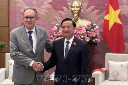 Phó Chủ tịch Quốc hội Nguyễn Khắc Định tiếp Thượng nghị sĩ Alain Cadec, Chủ tịch Nhóm Nghị sĩ hữu nghị Pháp-Việt, Phó Chủ tịch Ủy ban các vấn châu Âu của Thượng viện Pháp. (Ảnh: Diệp Trương/TTXVN) 