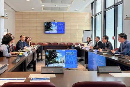 Đoàn làm việc tại Cơ quan Năng lượng hạt nhân, OECD. (Ảnh do đoàn cung cấp) 