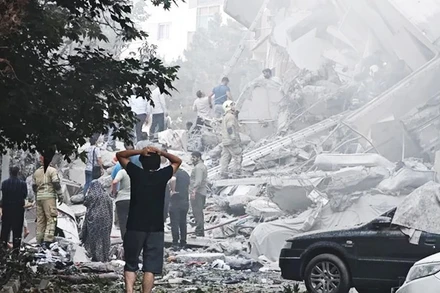 Một tòa nhà tại Thủ đô Tehran của Iran bị phá hủy sau cuộc không kích của Mỹ và Israel.