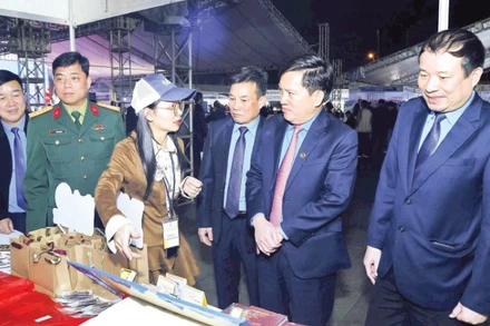 Lãnh đạo Liên đoàn Lao động thành phố Hải Phòng và các đại biểu thăm các gian hàng tuyển dụng tại Ngày hội Việc làm lần thứ nhất năm 2025. (Ảnh: PHẠM CƯỜNG) 