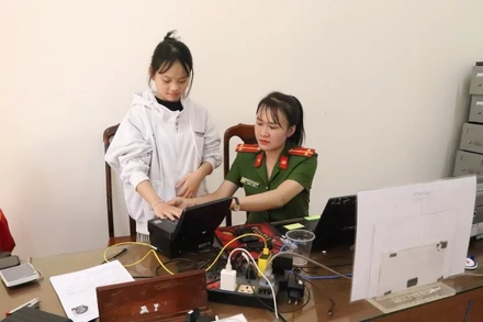 Công an xã Dray Bhăng, huyện Cư Kuin (Đắk Lắk) lăn dấu vân tay làm căn cước cho người dân địa phương.