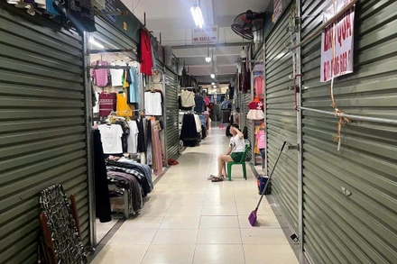 Hàng loạt cửa hàng, ki-ốt ở các khu chợ lớn, nhỏ đang kinh doanh bình thường tại các địa phương ở Tây Bắc đồng loạt đóng cửa, tạm ngừng kinh doanh.