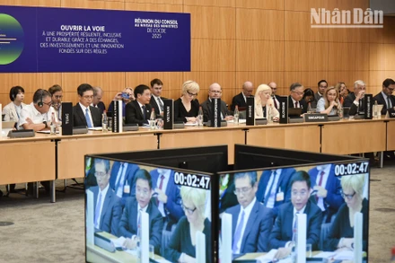 Bộ trưởng Nguyễn Văn Thắng chia sẻ kinh nghiệm và định hướng của Việt Nam tại phiên thảo luận “Tận dụng chuyển đổi số và luồng dữ liệu xuyên biên giới để thúc đẩy tăng trưởng kinh tế bao trùm”. 