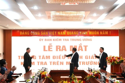 Các đồng chí lãnh đạo ấn nút khai trương Trung tâm điều hành giám sát, kiểm tra trên môi trường số của toàn ngành Kiểm tra Đảng.