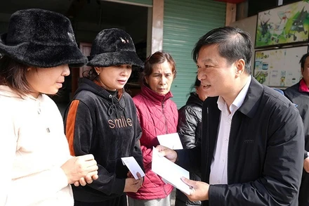 Chủ tịch Ủy ban nhân dân tỉnh Quảng Trị Lê Hồng Vinh thăm, tặng quà 12 hộ dân ở xã Khe Sanh bị ảnh hưởng do thiên tai gây sạt lở đất.