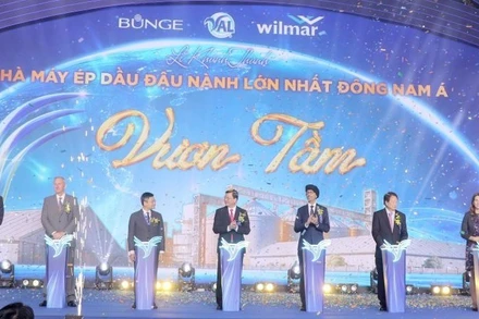 Các đại biểu thực hiện nghi thức khánh thành dây chuyền ép dầu đậu nành số 2 tại Khu công nghiệp Phú Mỹ 1.