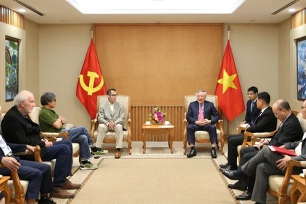 Phó Thủ tướng Thường trực Chính phủ Nguyễn Hòa Bình tiếp Giáo sư John Stauffer, quyền Trưởng khoa Anh văn (Đại học Harvard) và Giáo sư Paul Hoover quyền Trưởng khoa Viết sáng tạo (Đại học San Francisco) (Ảnh: VGP/Nguyễn Hoàng)