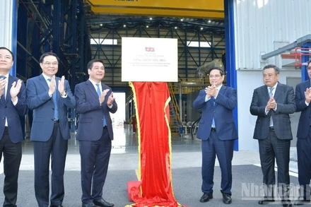 Thủ tướng Phạm Minh Chính và các đồng chí lãnh đạo thực hiện nghi thức gắn biển công trình tiêu biểu dự án nhà máy điện khí LNG Nhơn Trạch 3 và Nhơn Trạch 4 chào mừng Đại hội Đảng toàn quốc XIV. (Ảnh: Thanh Giang)