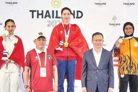 Võ sĩ karatedo Đinh Thị Hương bảo vệ thành công huy chương Vàng nội dung kumite hạng cân -68kg nữ.