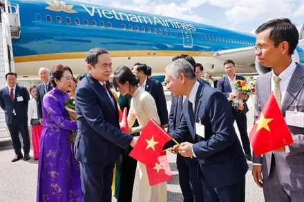 Cán bộ, nhân viên Đại sứ quán và cộng đồng người Việt Nam đón Chủ tịch Quốc hội Trần Thanh Mẫn và Phu nhân tại sân bay quốc tế Geneva. (Ảnh: TTXVN)