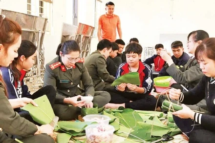 Cán bộ, chiến sĩ Công an tỉnh Sơn La cùng các em nhỏ chuẩn bị đón Tết.